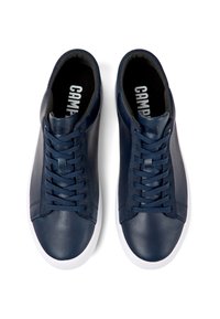 Zapatillas de cuero marino con una textura suave, suela de goma blanca y punta redonda. Presentan cordones a juego y una marca en la plantilla negra.