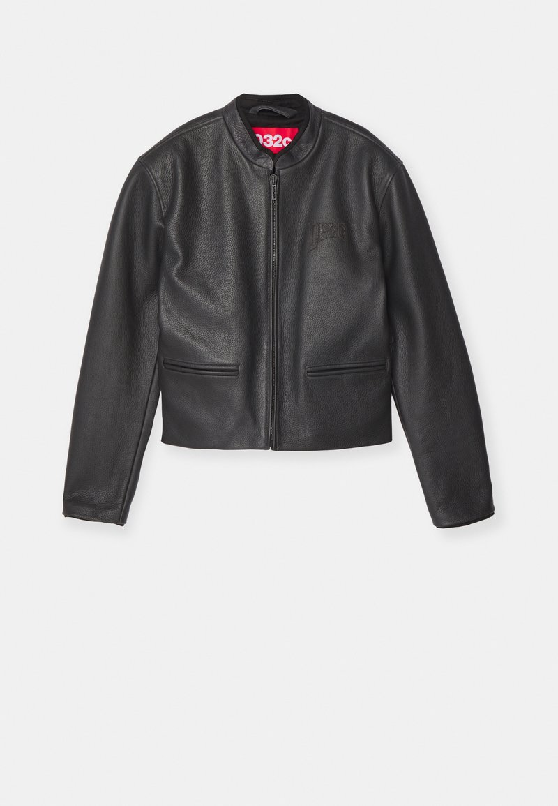 Veste en cuir noire raccourcie avec col rond, fermeture éclair à l'avant et deux poches latérales. Présente un matériau texturé et un détail de logo discret.