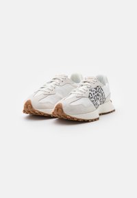 Valkoiset lenkkarit, joissa on nahka- ja mokkanahkapintainen yläosa, harmaa leopardikuosisivupaneeli ja kumipohja, jossa on teksturoitu pito.