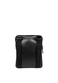 Borsa nera in pelle con finitura liscia, dotata di due spallacci regolabili e chiusura con zip. Design minimalista e forma rettangolare.