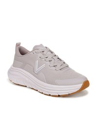 Baskets de sport gris clair avec tige en mesh, accents blancs, bout rond et semelle en caoutchouc. Comprend un col rembourré et un design à lacets.