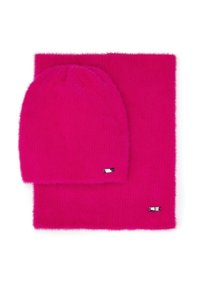 Ensemble bonnet et écharpe en tricot rose duveteux. Le bonnet a un sommet arrondi ; l'écharpe est rectangulaire avec une texture douce. Comprend de petits accents en métal argenté.