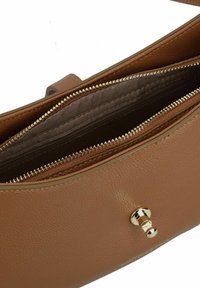 Bruine leren crossbody tas met een ritsvak, gouden hardware en een gestructureerde afwerking.