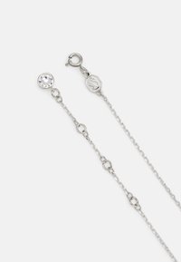 Silverkedja halsband med en rund kristallpendel, vippklänga och sammanlänkade kedjeelement. Polerad yta med klara detaljer.