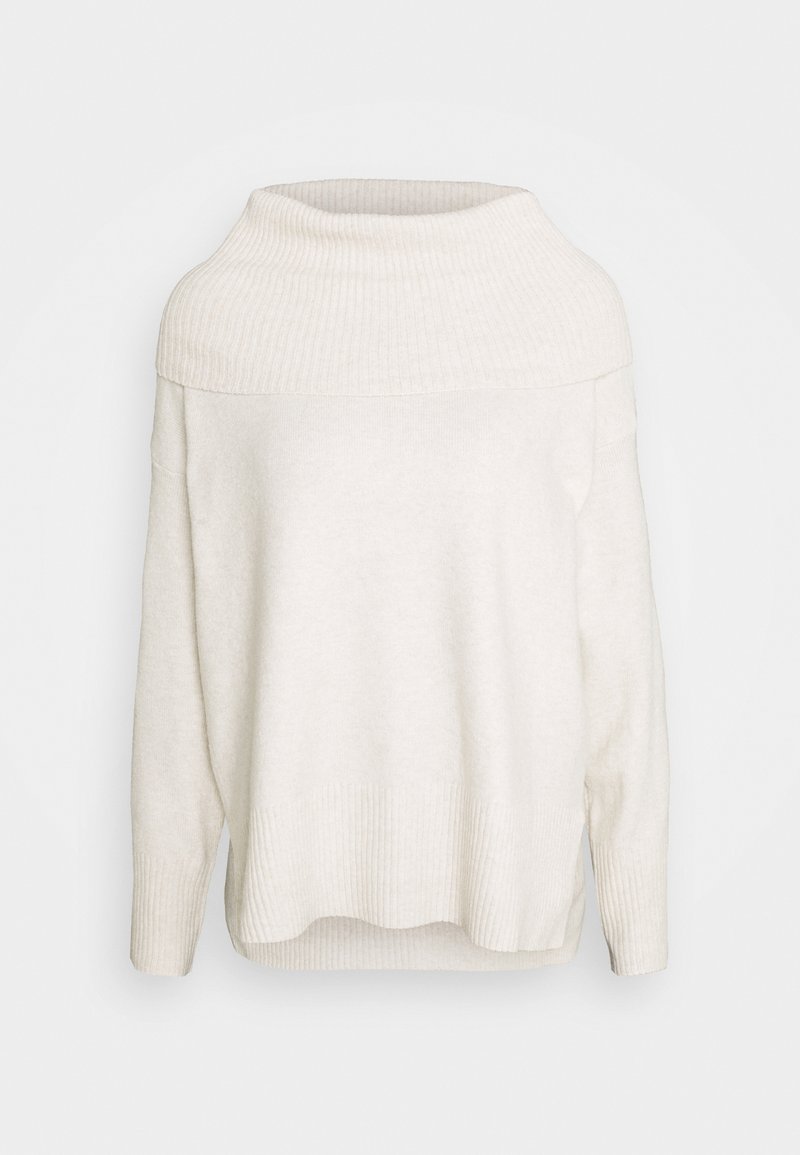 Suéter de color beige claro con un alto cuello acanalado, hombros caídos y dobladillo acanalado. Textura suave con un corte relajado y silueta holgada.