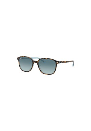 Occhiali da sole tartarugati con lenti grigie sfumate, forma quadrata, montatura in plastica e dettagli azzurri sulle aste. Logo Ray-Ban sulla montatura.