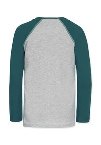 Långärmad T-shirt med grå kropp och mörkt teal-färgade raglanärmar, med en smidig textur och kontrasterande sömmar längs sömmarna.