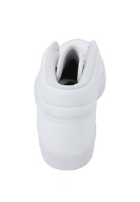 Hvide høj-sneakers lavet af syntetisk læder med polstret krave, glat overflade og en gummisål. Har et minimalistisk design.