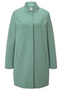 Lichtgroene jas van glad, mat stof met een rechte snit, hoge kraag en twee zijzakken.