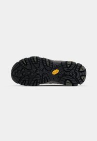 Zwarte rubberen buitenzool met een robuust profiel. Vibram-logo zichtbaar. Kenmerkt een grijze mesh bovenkant met oranje accenten. Duurzaam en gestructureerd ontwerp.