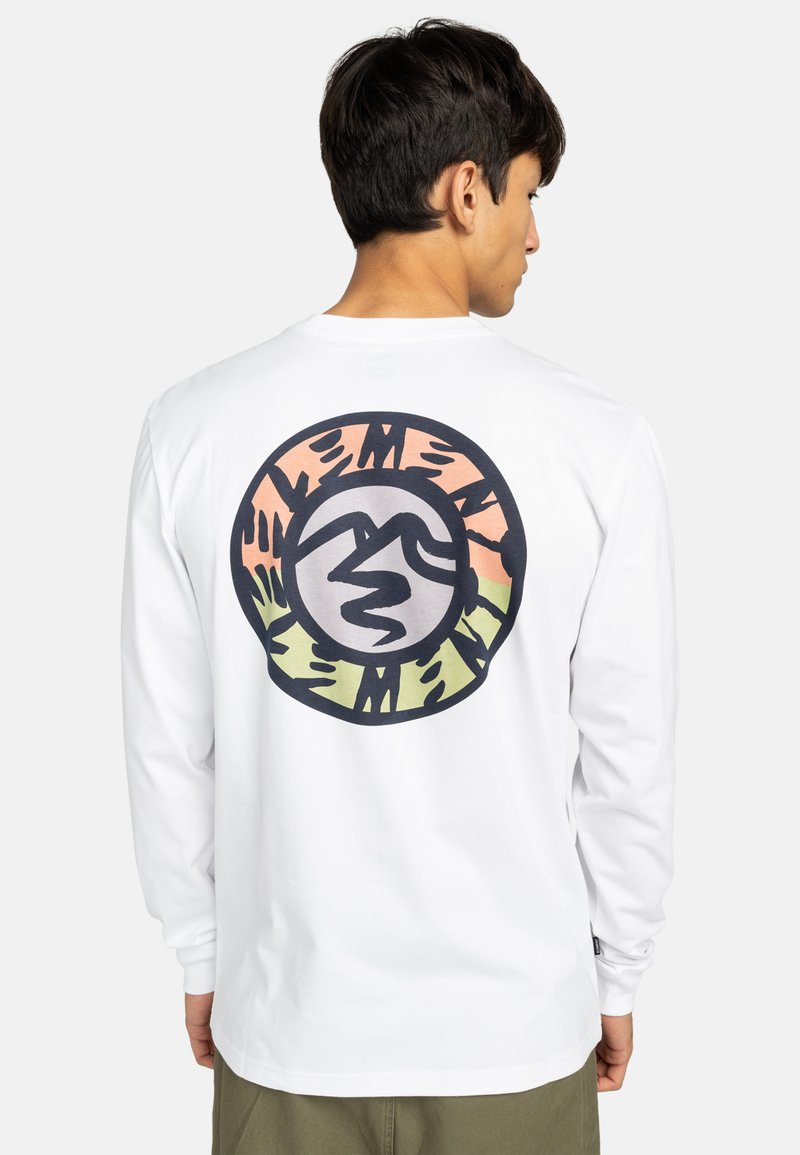 T-shirt bianca a maniche lunghe con un grafico circolare in nero, arancione, rosa e verde e design astratti di montagne e onde sul retro.