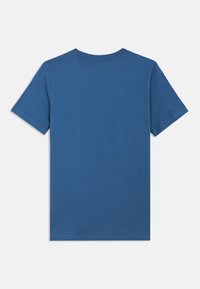 Krótki rękaw T-shirt z bawełny w jednolitym niebieskim kolorze, z okrągłym dekoltem i gładkimi plecami zakończonymi prostym dołem. Brak widocznych nadruków czy wzorów.