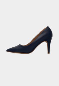 Γόβα σε ναυτικό μπλε χρώμα από δέρμα, με μυτερή μύτη, λεία υφή και λεπτό τακούνι στιλέτο. Μινιμαλιστικός σχεδιασμός χωρίς ορατές διακοσμήσεις.