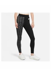Czarne legginsy sportowe z lewą stroną, na której znajduje się wzór z powtarzającymi się logo. Wykonane z elastycznego materiału, dopasowany krój.