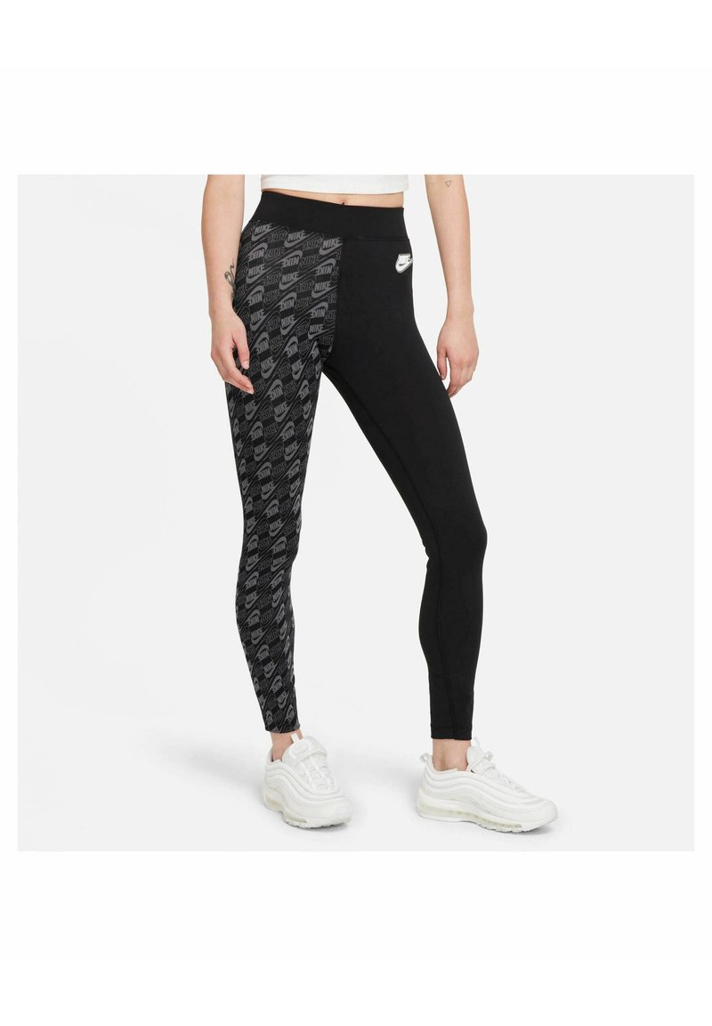 Czarne legginsy sportowe z lewą stroną, na której znajduje się wzór z powtarzającymi się logo. Wykonane z elastycznego materiału, dopasowany krój.