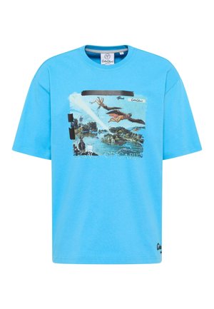 T-shirt bleu vif avec un graphisme représentant des figures ailées volant au-dessus d'un paysage et le texte "LÉGACY OF ICARUS".