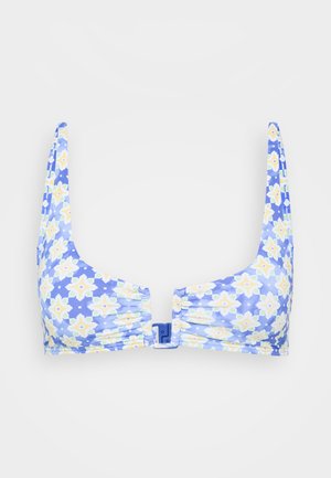 Top de bikini floral em azul claro com padrões de estrelas amarelas e brancas. Apresenta alças largas e um fecho central de clip. Textura de tecido suave.