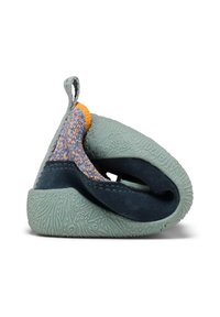 Baskets flexibles et pliables avec une semelle verte texturée, un dessus en suède marine et en maille multicolore, comportant une bordure orange et une boucle de traction au talon.