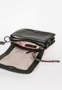 Borsa in pelle verde scuro con texture liscia, dotata di chiusura a bottone, tasche interne e fodera a motivo con cuciture a contrasto.