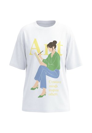 Maglietta bianca con illustrazione di una donna con camicetta verde e pantaloni blu che disegna, grande scritta gialla "Art" e frase "Le menti creative ispirano gli altri."