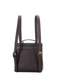 Ciemnobrązowa skórzana torba z regulowanymi paskami na ramię, złotymi akcentami, subtelną teksturą oraz górną rączką do noszenia.