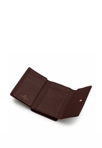 Portafoglio in pelle marrone con texture, dotato di più slot per carte e chiusura a scatto. Dettaglio del logo dorato nell'angolo inferiore. Design compatto e a tre pieghe.