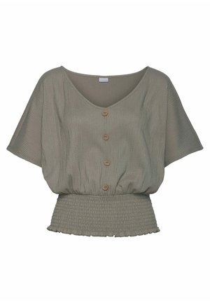 Blusa verde oliva de manga corta con cuatro botones delanteros, escote en V y cintura ancha fruncida con bajo con volantes.