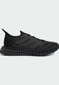Chaussure de sport noire avec une tige en mesh, trois bandes sur le côté et une semelle à structure en treillis, vue de l'extérieur.