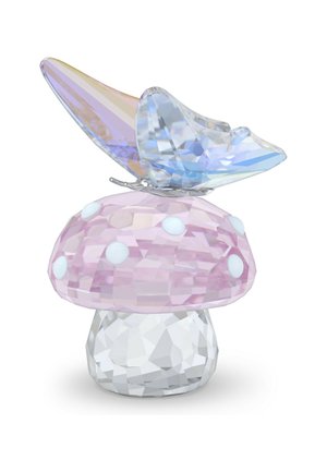 Fazetovaná krištáľová socha ružovej a bielo škvrnenej huby, ktorú vrcholí priehľadný motýľ s irizujúcimi krídlami.