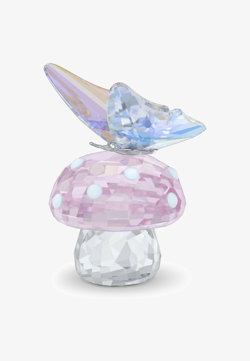 Fazetovaná krištáľová socha ružovej a bielo škvrnenej huby, ktorú vrcholí priehľadný motýľ s irizujúcimi krídlami.