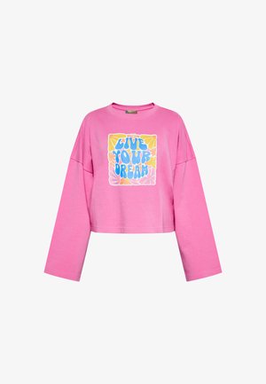 Różowy skrócony sweatshirt z długimi rękawami z wielokolorowym napisem "REALIZUJ SWOJE MARZENIA" otoczonym kwiatowymi akcentami.