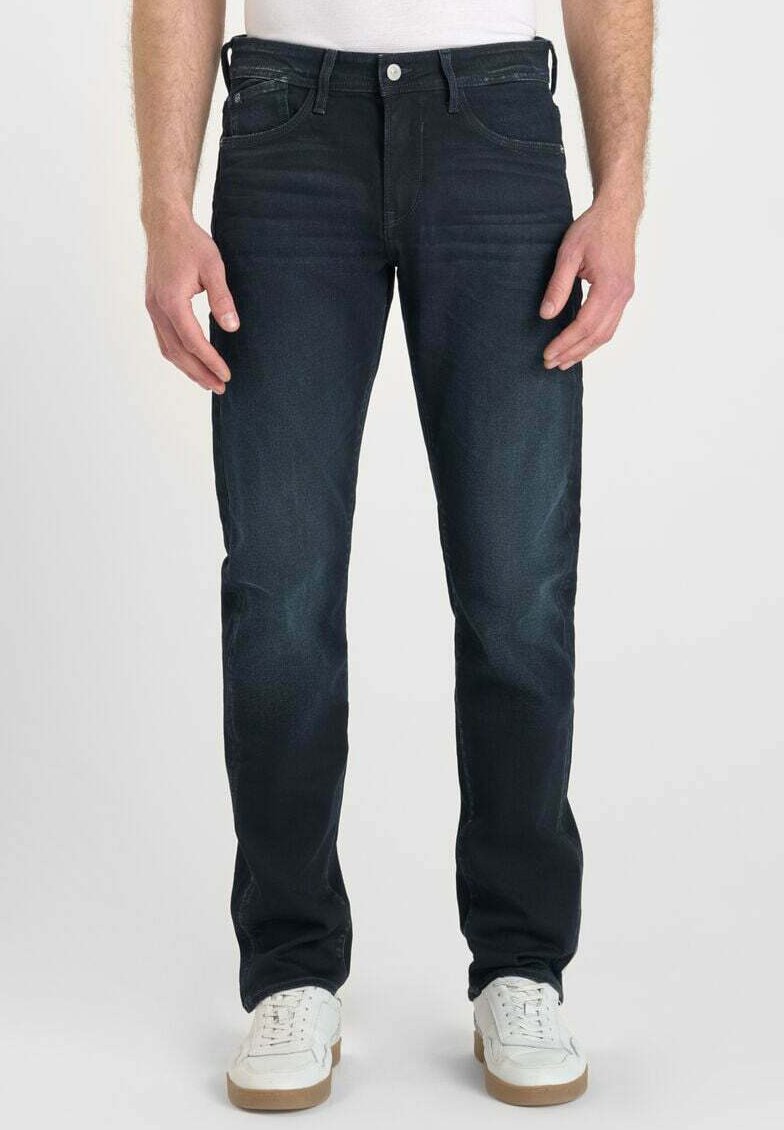 Jean en denim bleu foncé avec une coupe droite, dotés de cinq poches, d'un surfilage contrastant et d'une légère décoloration sur l'ensemble du tissu.