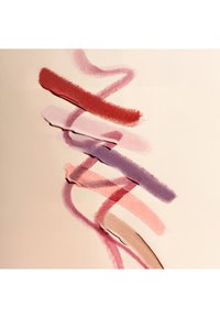 Zes streken poederpigmenten in verschillende tinten: diep rood, mauve, zachtroze en lavendel, op een neutrale achtergrond, met een gladde textuur.