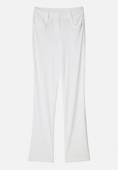 Pantalons évasés blancs en tissu lisse, avec deux poches à l'avant et une ceinture cousue pour un look ajusté.