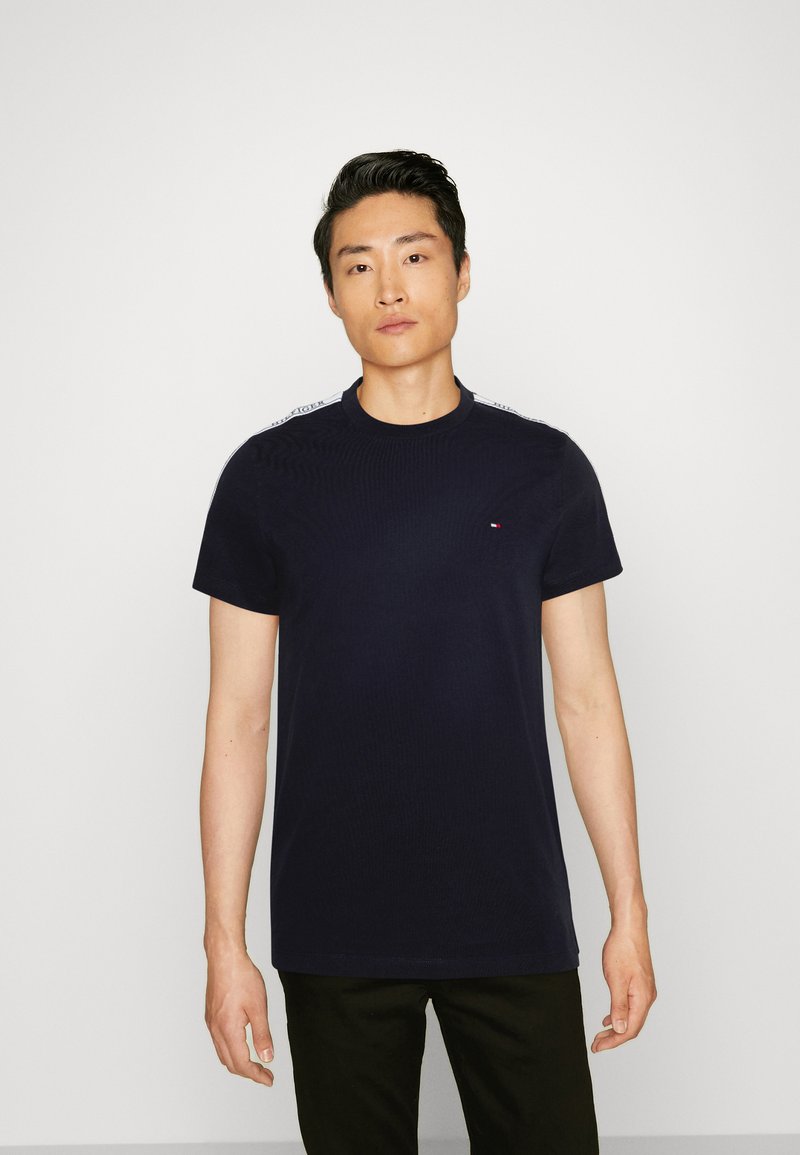 Tommy Hilfiger TAPE TEE Tshirt imprimé desert sky/bleu marine