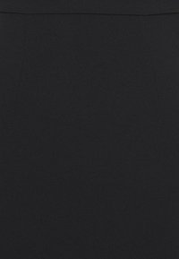 Svart blyertskjol med en slät yta och skräddarsydd design. Har en dold bakdragkedja och rena linjer utan synliga mönster.