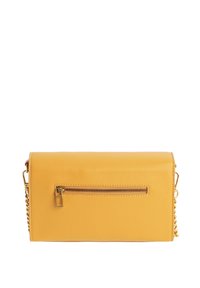 Clutch de cuero texturizado amarillo con un bolsillo horizontal con cremallera y una correa de cadena dorada sujeta a los lados, mostrada plana desde el frente.