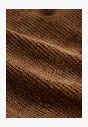 Barna bordázott szövet, puha, texturált felülettel, finom függőleges vonalakkal és meleg, földszínekben gazdag tónussal.