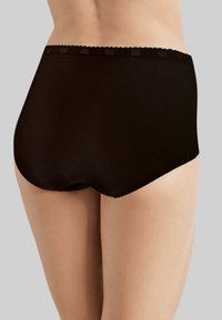 Slip neri a vita alta in tessuto morbido, con una cintura ondulata e una texture liscia. Progettati per una vestibilità comoda.