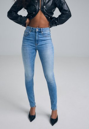 Stradivarius, D07 REGULAR WAIST SKINNY JEANS - Jeans Skinny - destroyed denim