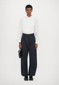 Henrik Vibskov SHADY SUITING PANTS - Stoffhose - dark blue
