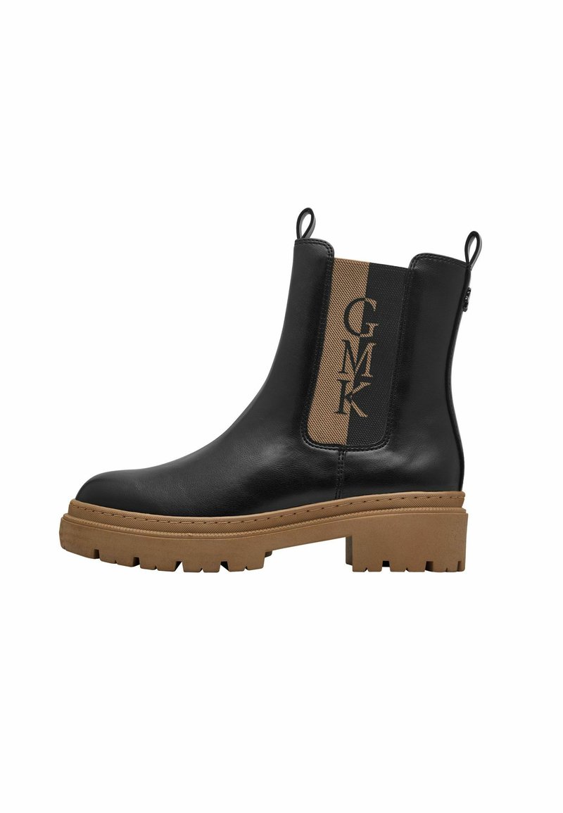 Bottine en cuir noir avec un panneau élastique latéral beige arborant le monogramme "GMK" et une semelle en caoutchouc épaisse pour une meilleure adhérence.