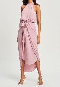Halterneck-Midikleid in Hellrosa, mit strukturiertem Stoff, einer gerafften Taille mit Bindeband und einem hohen Schlitz für zusätzlichen Fluss.
