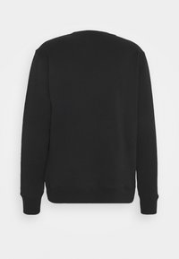 Sudadera negra con cuello redondo, mangas largas, puños y dobladillo acanalados, hecha de una tela suave y texturizada. Sin patrones ni acentos visibles.