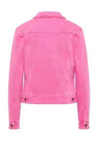 Chaqueta de mezclilla rosa con dobladillo deshilachado, mangas largas y detalles de botones en los puños, que presenta un cuello clásico y un diseño limpio en la parte posterior.