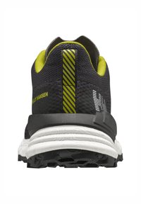 Černá běžecká obuv s texturovaným svrškem, žlutými akcenty a bílou polstrovanou podrážkou. Obsahuje pruhované detaily na patě a logo.
