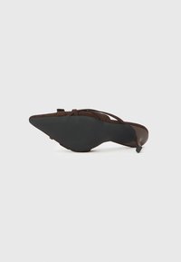 Rjava antilop čevlji z visokimi petami, z ostrim prstiščem in tankimi trakovi, z gladkim črnim gumijastim podplatom in elegantno silhueto.