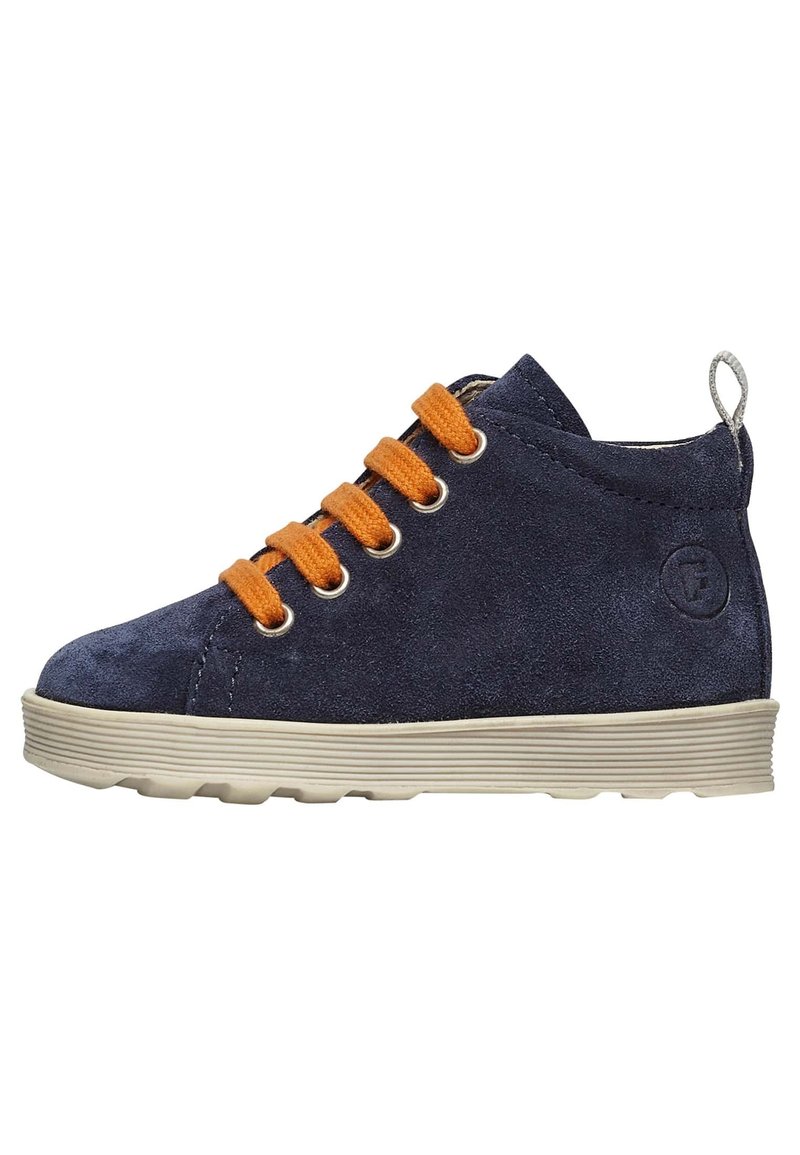 Scarpe in scamosciato blu navy con lacci arancioni, punta rotonda e suola in gomma con linee verticali texturizzate. Anello sul tallone per facilitare l'indossamento.