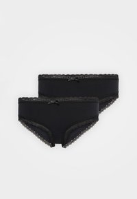 Δύο μαύρα γυναικεία μπικίνι εσώρουχα με δαντέλα και μικρές φιόγκους στο κέντρο της μπροστινής μέσης, σε απλό λευκό φόντο.