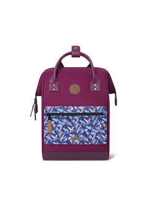 Lila Stoffrucksack mit einer geometrisch gemusterten Fronttasche, einem runden Logo und zwei Tragegriffen. Verfügt über einen Reißverschluss und eine strapazierfähige Textur.